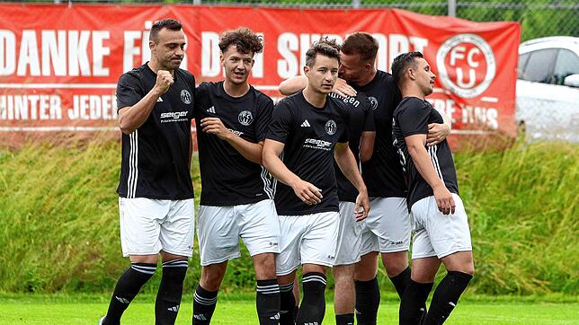 Mit seinem zweiten Treffer erzielte der Uhldinger Torjäger Mitko Dimitrov (links) das 2:0 beim 4:0 über die SG B7A/T/.-K.-L. Aufsteiger ...