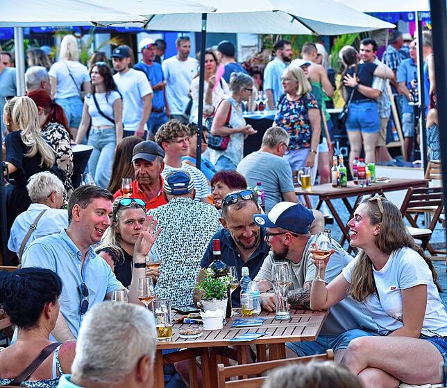 Bild 26: Donaueschingen genießt ausgelassen den Samstagabend beim Donauquellfest