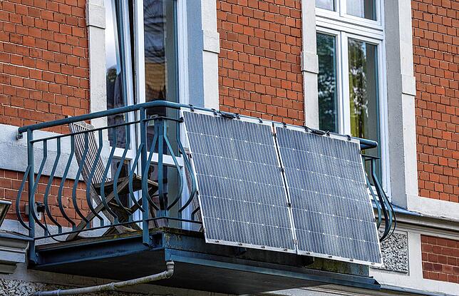 Solarmodule für ein sogenanntes Balkonkraftwerk hängen an einem Balkon. (Symbolbild)