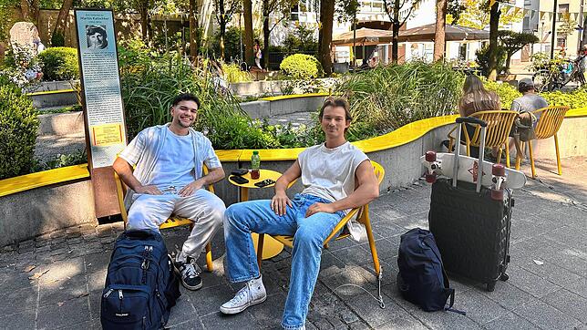 Konstantinos Zlatos aus Nürnberg und Vivien Lauer aus St. Gallen (von links) sitzen auf den neuen, „total gemütlichen“ Stühlen, wie sie ...