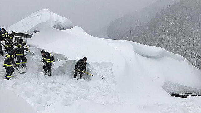 Feuerwehrleute im österreichischen Pölstal legen ein Hausdach frei. Angesichts neuer möglicher Schneefälle bereitet sich Österreich auf ...