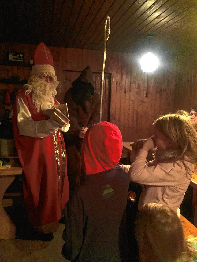 Der Nikolaus zu Besuch bei Kindern in Wehr. (Archivbild)
