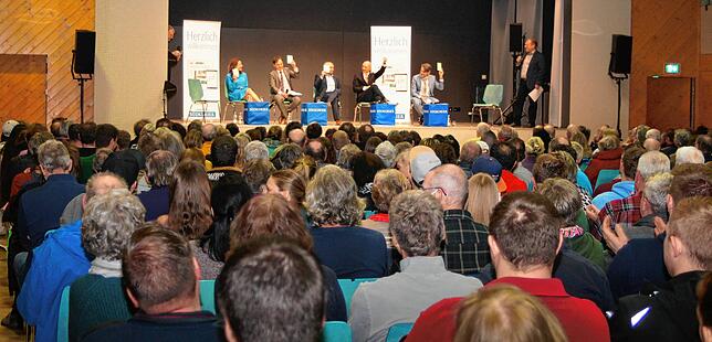 Rote, grüne und weiße Kärtchen standen für dafür, dagegen oder unentschieden. Dem Publikum wurde schnell deutlich, dass es nur wenige ...