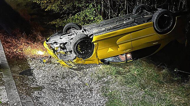 Am Freitagabend verlor ein Autofahrer im Kanton Aargau die Kontrolle über seinen Sportwagen. Dieser überschlug sich auf das Dach. Die ...