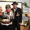 Die Wälder-Damen Barbara Adler (links) und Regina Labude überreichen dem Wälderpräsidenten Hansi Schwander eine selbstgebackene ...