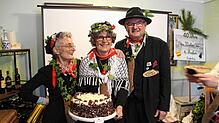 Die Wälder-Damen Barbara Adler (links) und Regina Labude überreichen dem Wälderpräsidenten Hansi Schwander eine selbstgebackene ...