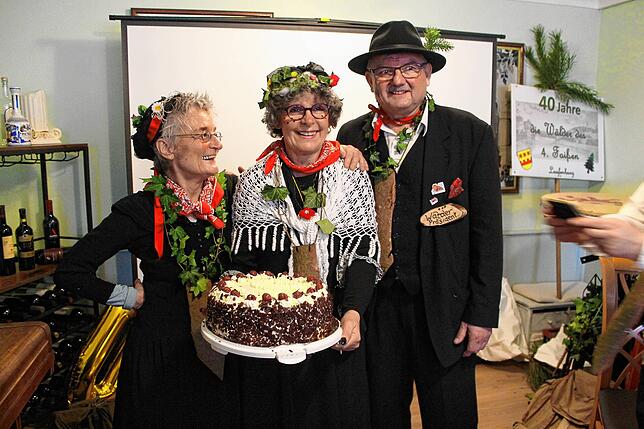 Die Wälder-Damen Barbara Adler (links) und Regina Labude überreichen dem Wälderpräsidenten Hansi Schwander eine selbstgebackene ...
