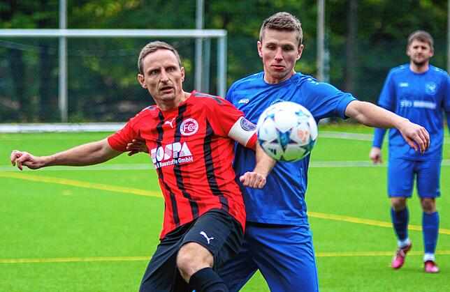 Anführer: Der fast 40-jährige Markus Rufle geht beim FC 08 Bad Säckingen als Kapitän vorn. Hier behauptet er sich im Zweikampf mit ...