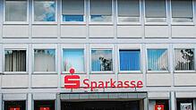 Die Sparkasse hat in der juristischen Auseinandersetzung mit Ex-Vorstand Carsten Knaus eine erste Niederlage erlitten.