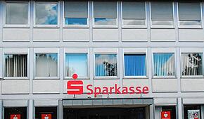Die Sparkasse hat in der juristischen Auseinandersetzung mit Ex-Vorstand Carsten Knaus eine erste Niederlage erlitten.