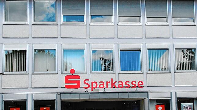 Die Sparkasse hat in der juristischen Auseinandersetzung mit Ex-Vorstand Carsten Knaus eine erste Niederlage erlitten.