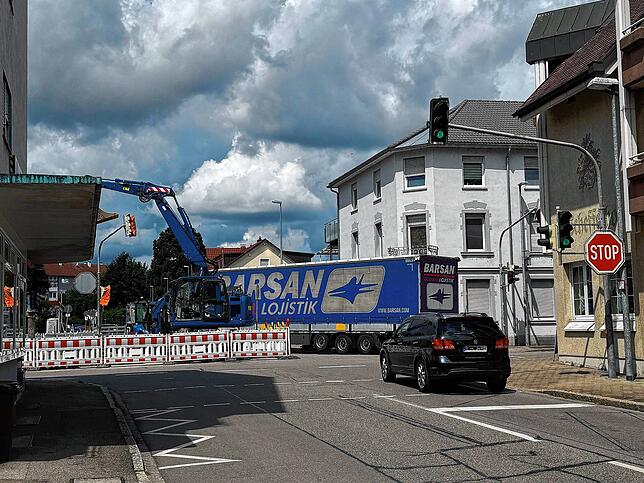 Wenn sich an der Kreuzung Schulhausstraße/Hebelweg ein Lastwagen an der Baustelle vorbeiquält, sind auf der wichtigen Bad Säckinger ...