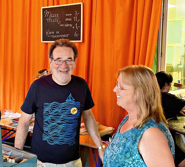 Alfred Kolarczyk und Barbara Veil sind für die Kasse am Essensstand zuständig und geben auch die gerichteten Vorspeisenteller aus.