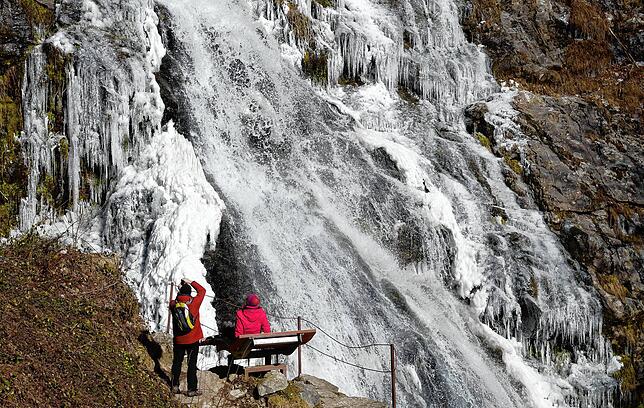 Blick auf den teils gefrorenen Todtnauer Wasserfall im Südschwarzwald – einer der höchsten Naturwasserfälle Deutschlands.