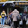 Noch fahren die Stadtbusse in Singen mit Verbrennungsmotoren. 2026 sollen sie, wenn es nach OB Bernd Häusler und dem Singener ...