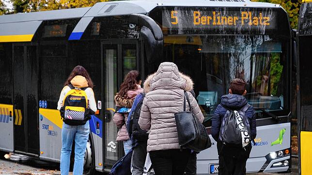 Noch fahren die Stadtbusse in Singen mit Verbrennungsmotoren. 2026 sollen sie, wenn es nach OB Bernd Häusler und dem Singener ...