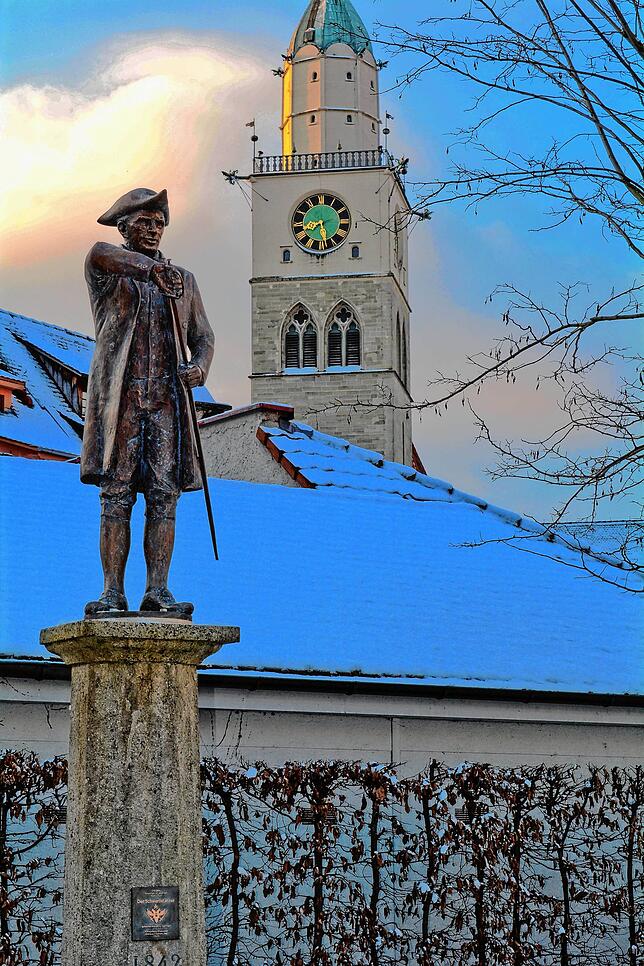 Die Figur schaut in Richtung Wiestorstraße, sie hat das Münster mit seiner großen Bedeutung für die Schwertletänzer hinter sich.
