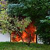 Flammen schlagen aus dem Fenster einer Wohnung in der Frongartenstraße. Eine Person wurde bei dem Brand am Montagnachmittag verletzt und ...