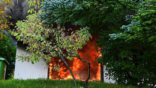 Flammen schlagen aus dem Fenster einer Wohnung in der Frongartenstraße. Eine Person wurde bei dem Brand am Montagnachmittag verletzt und ...