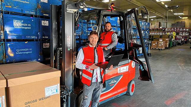 In der Fahrt eines Gabelstaplers liegt jede Menge Potenzial. Die Transco-Mitarbeiter Ferhat Isbecerir (rechts) und Dennis Frütsche ...