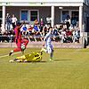 Der FC Bad Dürrheim Adama Diacko (links, links) hat überraschend nur einen Punkt aus Schonach (Torwart Benjamin Wolber und Tim Dufner) ...
