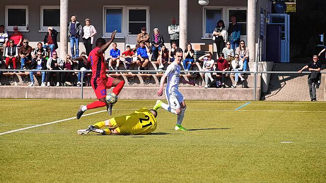 Der FC Bad Dürrheim Adama Diacko (links, links) hat überraschend nur einen Punkt aus Schonach (Torwart Benjamin Wolber und Tim Dufner) ...