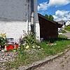 Blumen, Familienfotos und Blumen wurden zum Gedenken an die getötete 35-Jährige am Tatort niedergelegt.