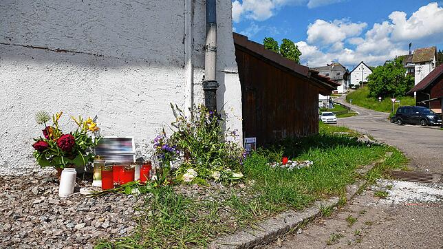 Blumen, Familienfotos und Blumen wurden zum Gedenken an die getötete 35-Jährige am Tatort niedergelegt.