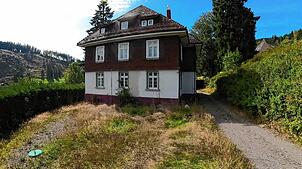 Dieses Haus in Feldberg sollte eine Flüchtlingsunterkunft werden. Wegen eines Wasserschadens ist es derzeit jedoch unbewohnbar.