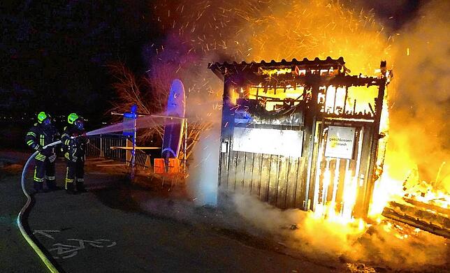 Die Lagerschuppen waren trotz Eingreifen der Feuerwehr nicht mehr zu retten.