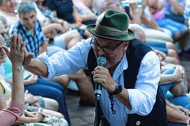 Christoph Dörflinger klatschte jeden der gut 200 Besucher zu Beginn des Konzerts von Luddi in Wutöschingen-Ofteringen ab.