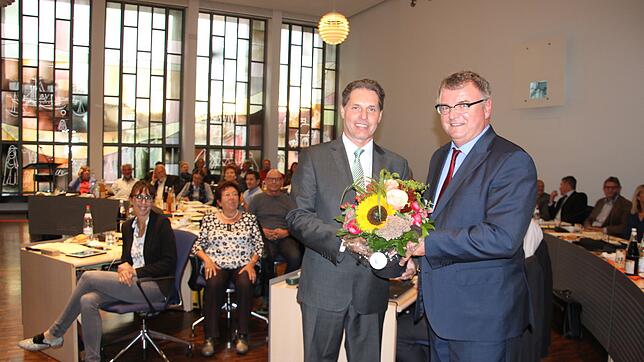 Oberbürgermeister Andreas Brand gratuliert Dieter Stauber am 1. Oktober zur Wahl an die Spitze des Dezernats II.