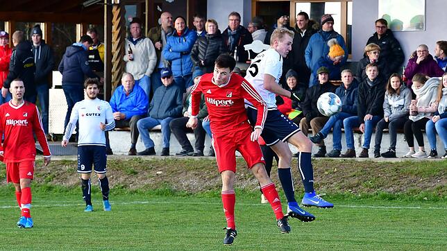 Stattliche Kulisse: Etwa 180 Zuschauer sahen das Derby im Hasenwaldstadion Riedern zwischen dem FC Schlüchttal und dem FC RW Weilheim. ...