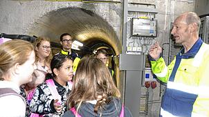 Viel Wissenswertes über die Staumauer erfahren die Kinder von Ausbildungsmeister Michael Mutter. Bild: Christiane Sahli