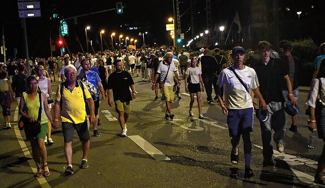 Nach dem Feuerwerk treten viele Seenachtfest-Besucher den Heimweg an. Die alte Rheinbrücke ist wegen der Masse an Fußgängern bereits vor ...