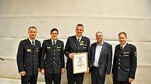 Bürgermeister Alexander Guhl zusammen mit dem Kommando der Feuerwehr Bad Säckingen (von links): Der neu gewählte zweite stellvertretende ...
