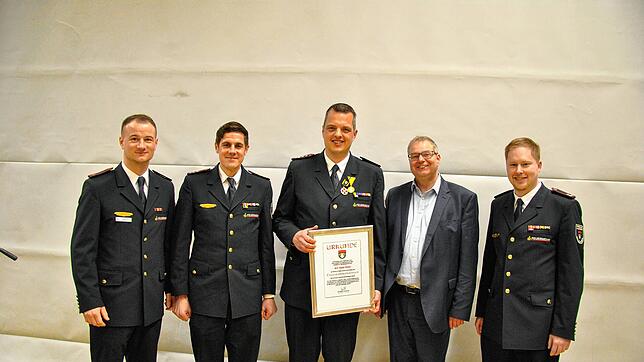 Bürgermeister Alexander Guhl zusammen mit dem Kommando der Feuerwehr Bad Säckingen (von links): Der neu gewählte zweite stellvertretende ...