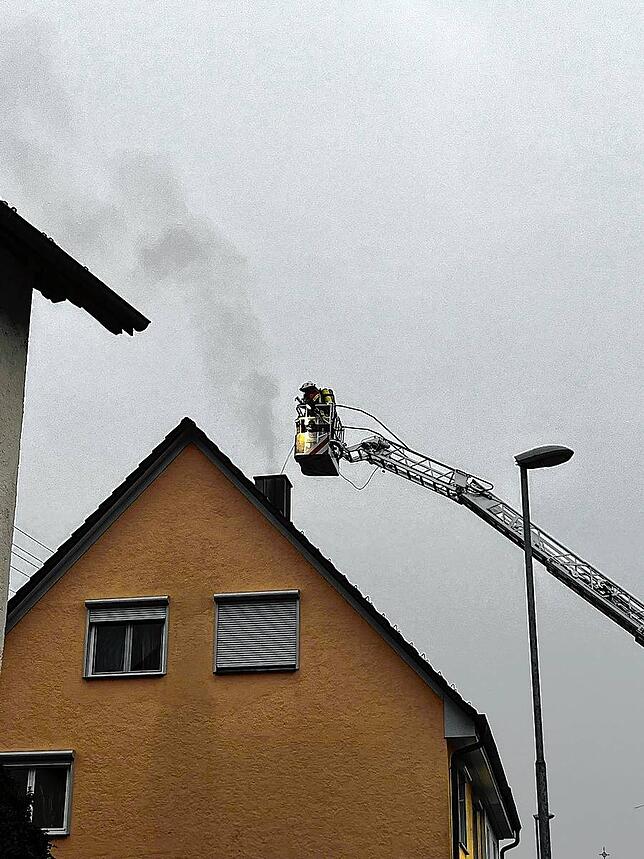Die Rauchsäule war für die Einsatzkräfte bereits auf der Anfahrt zu sehen.