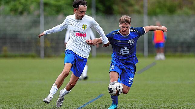 Laufduell zwischen Mike Kipka (links, FC Singen 04) und Tim Zieger vom Hegauer FV, der mit einem 5:2-Erfolg den Einzug in die ...