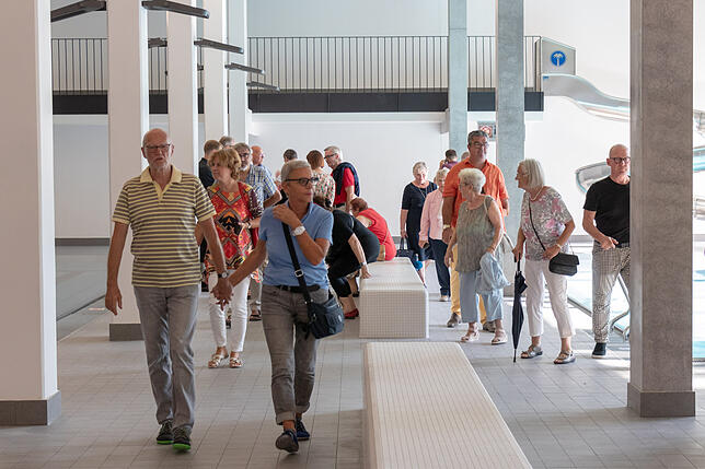 Die Besuchergruppe auf ihrem Weg durch das Hallenbad.