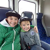 Würde es den Bus immer kostenlos geben, würden sie ihn nutzen, um zur Eisdiele zu fahren: Jannis und Eric Blaschke.