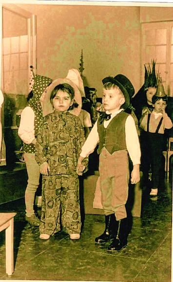 Der heutige Rheinfelder Oberbürgermeister Klaus Eberhardt (rechts) mit Damenbegleitung als junger Kavalier im Kindergarten seiner ...