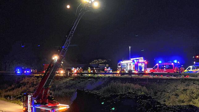 Fünf Verletzte, großer Einsatz: Bei Allensbach-Mitte hat sich in der Nacht zum Samstag ein schwerer Unfall ereignet.