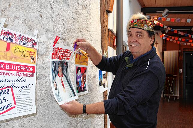 Bild 4: Start in eine besondere Fasnacht: Die Narrizella Ratoldi gibt den Narrenfahrplan bekannt