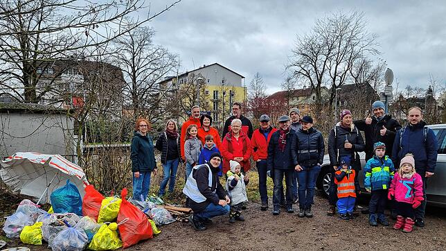 Rund 25 Teilnehmer, darunter auch viele Kinder, haben am Samstag in Tiengen Müll gesammelt.