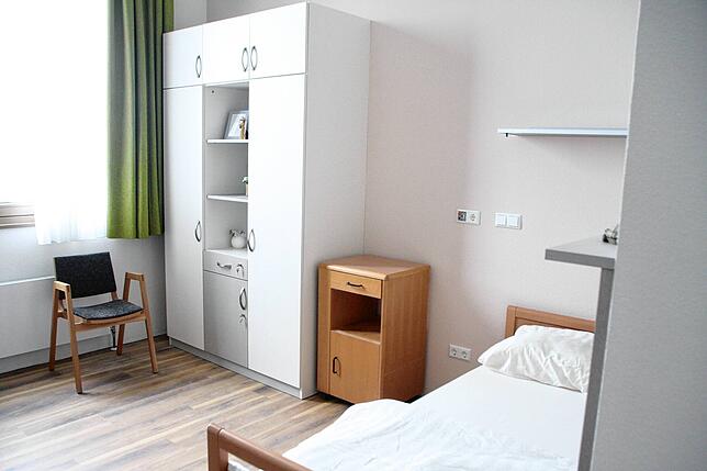 So sieht eines der Zimmer im neuen Pflegeheim Zoffingen aus. Ein extra angefertigtes Möbelstück kombiniert Regal- und Schrankflächen.