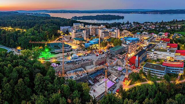 Mitten auf dem Gießberg in Konstanz: Auf dem Areal der Universität wird momentan viel gebaut. Hier ein Luftbild vom September 2023.