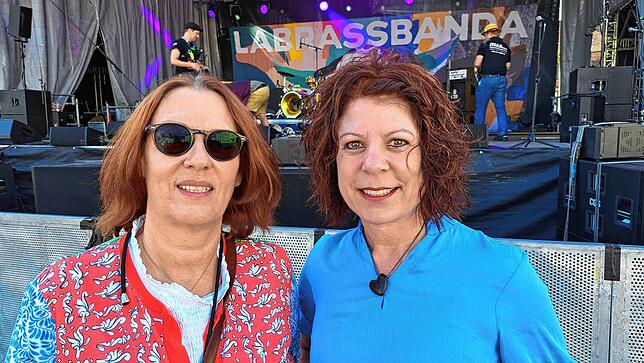 Beate Blaser aus Friedrichshafen und Monika Hoffman aus Markdorf stehen vor der Bühne des Markdorf Open Air.
