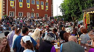 Wenn die Rittersleut beim Spectaculum zum Schwertkampf rufen, sind die Plätze auf der Rathaustreppe und im Schlosshof begehrt.
