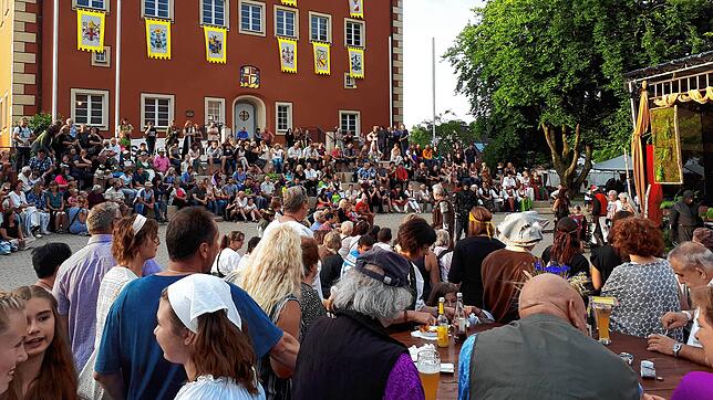 Wenn die Rittersleut beim Spectaculum zum Schwertkampf rufen, sind die Plätze auf der Rathaustreppe und im Schlosshof begehrt.